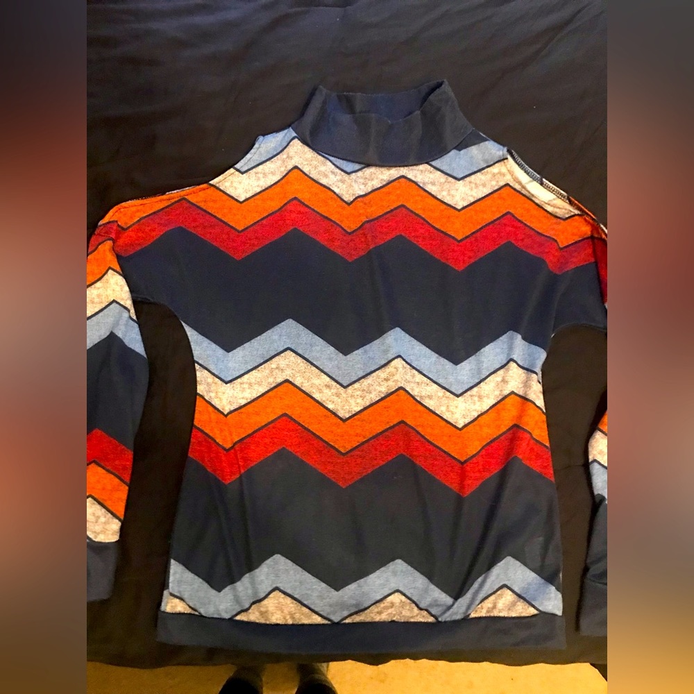 Long sleeve, cold shoulder top